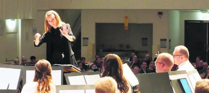 Emilie Chabrol kann mit einem kleinen Fingerzeig und ihrem Blick ein ganzes Orchester führen. Bild: Hans Rechsteiner