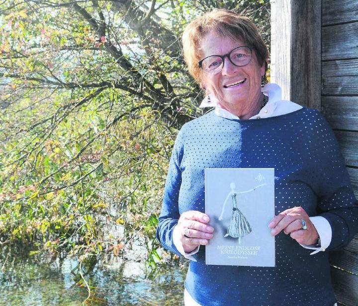 Endlich kann sie wieder lachen. Gesundheitlich geht der Weg von Beatrice Widmer aufwärts. Nun hat sie über ihre Geschichte ein Buch veröffentlicht. Bild: Chregi Hansen
