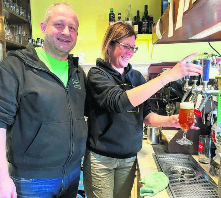 Der «Gotthard» wird zur Kult-Beiz: Wirt Alessandro Arreghini und Partnerin Amanda Isenring. Bild: Stefan Sprenger