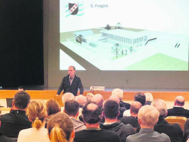 Die vielen Fragen der Stimmbürger beantwortete Gemeindeammann André Meyer sachlich und souverän. Über das Projekt entschieden wird am nächsten Mittwoch. Bild: mub