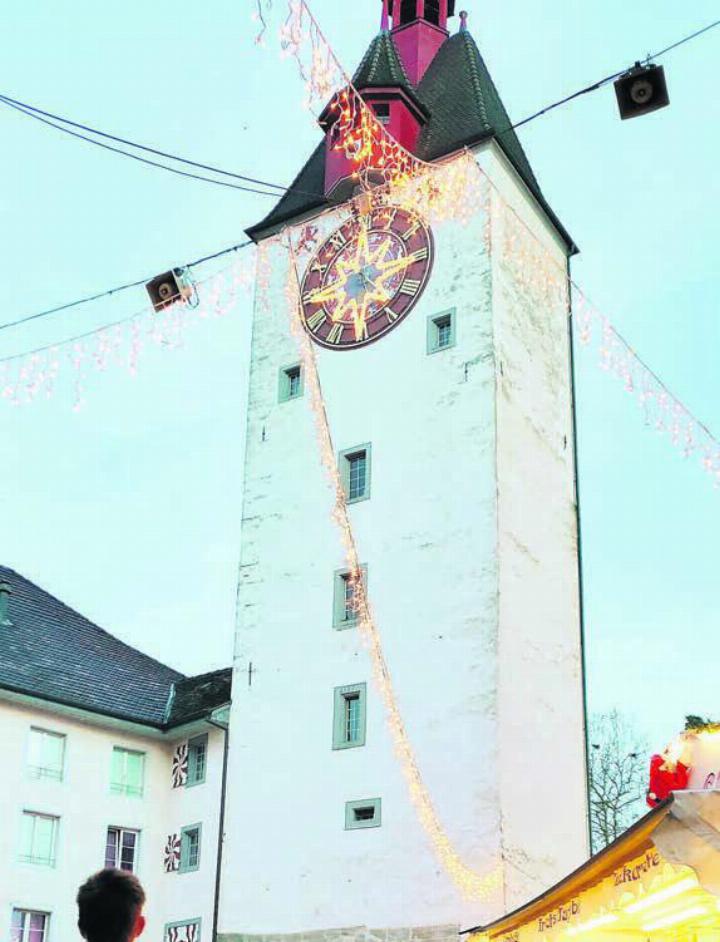Der Spittelturm und seine Geschichte ist eines von zahlreichen Bremgarter Themen, die in der SRF-Sendung rund um den Christchindli-Märt unter die Lupe genommen werden. Das weihnachtliche Bremgarten soll schweizweit die SRF-Hörerinnen und -Hörer auf Weihnachten einstimmen. Alles in allem entsteht so ein grosses Porträt über das Städtli und seine Bewohner. Bilder: Marco Huwyler/zg