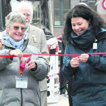 Ein Städtli voller Sterne - Das ausgelassene Lachen bei OK-Präsidentin Sabina Glarner und Stadträtin Claudia Bamert steht sinnbildlich für die gute Stimmung an der Eröffnung. Bild: Celeste Blanc