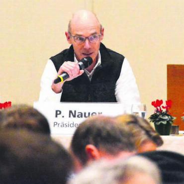 Auf den Tisch legen - Präsident Patrik Nauer bei seinen Ausführungen. Die Finanzkommission der Ortsbürger nahm die Besprechung des Budgets 2023 zum Anlass, offene Geschäfte anzusprechen. Bild: Celeste Blanc