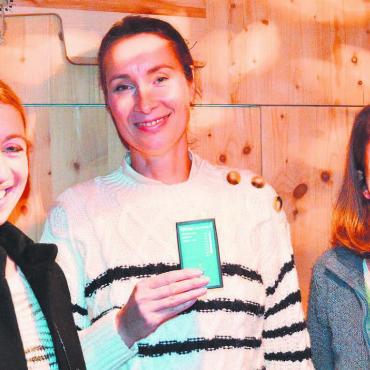 Strahlungen gemessen - Mit diesem kleinen blauen Gerät haben sie die elektromagnetische Strahlung gemessen: (v. l.) Martina Amstutz, Petra Ecke und Alexandra Barp. Bild: Roger Wetli