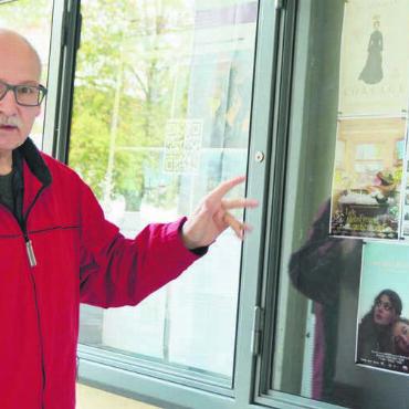 «Ja, Muri braucht ein Kino» - Den Aushang betreuen – es ist ein kleiner Teil dessen, was Stephan Christen während 36 Jahren als Teil der Kino-Mansarde-Familie alles geleistet hat. Bild: Annemarie Keusch