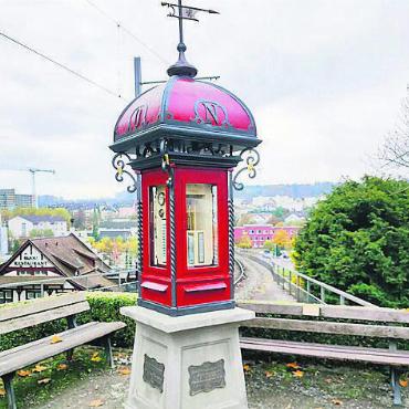 Wettersäule wieder da - Ist jetzt rot: die Bremgarter Wettersäule. Bild: huy