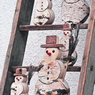 Wunderschöne Markttage - Herzig: Holzschneemänner am Zeughaus.