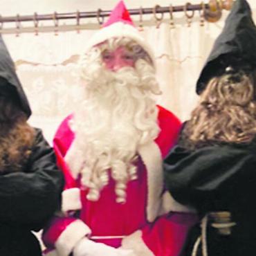 Schluss nach 44 Jahren - Benny Hoppler besuchte seit 1978 als Samichlaus in Eggenwil zusammen mit zwei Schmutzli die Familien. Bild: rwi