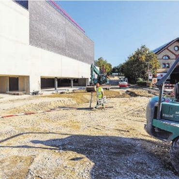 «Hey, das ist eine coole Halle» - Der Vorplatz der neuen Anlage wird grosszügig gestaltet.