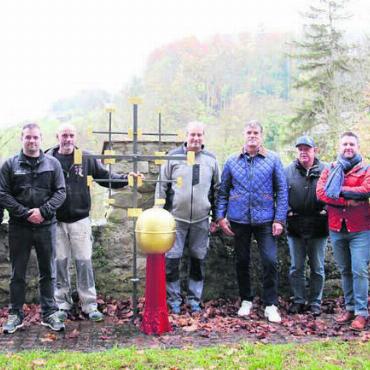 Geistig der Auferstehung nahe - Guido Näf, Simon Steinmann, Andy Buchacek, Stephan Schmid, Gemeindeammann Ueli Lütolf, Jörg Sax, Jonas Kallenbach und Reto Ammann (von links) lassen die Kapelle in neuer Pracht erstrahlen. Bilder: Monica Rast