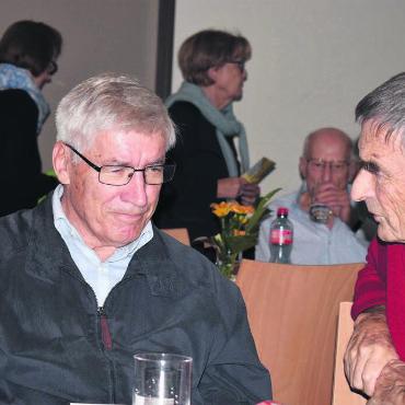Solidarisch und barmherzig - Max Stierlin (links) war nach seinem Referat ein gefragter Gesprächspartner. Bild: Erika Obrist