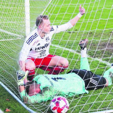 Eine Pleite, die wehtut - Schrecksekunde nach dem Münsinger Siegtor. Muri-Goalie Hofer liegt im Netz. Bild: pf