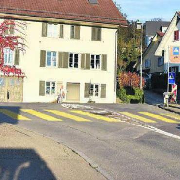 Dreierpaket bewilligt - Die Rottenschwilerstrasse ist in einem schlechten Zustand. Bild: eob
