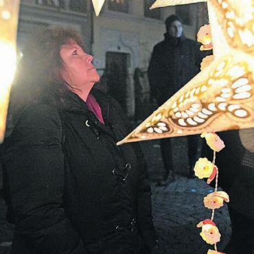 Wunderschöne Markttage - Gemütlich stöbert diese Besucherin an einem Lampen-Stand. Bilder: Celeste Blanc(7)/zg(1)