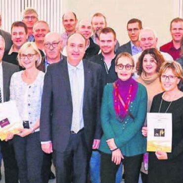 Goldener Aargauer Weingenuss 2022 - Die geehrten Winzerinnen und Winzer mit Regierungsrat Markus Dieth in der Mitte. Bild: zg