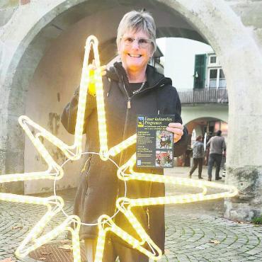 Es bleibe Licht - OK-Präsidentin Sabina Glarner hält den Weihnachtsstern: Dank erarbeitetem Konzept kann der Markt weihnachtlich beleuchtet bleiben. Bild: Marco Huwyler