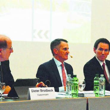 Mehr Gegenwind erwartet - Vizeammann Dieter Brodbeck (links) und Ammann Philipp Ackermann (Mitte) nehmen zum Budgetposten Stellung. Bild: Celeste Blanc