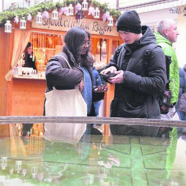 Wunderschöne Markttage - Dieses Paar versucht mit einer Münze sein Glück am Brunnen in der Marktgasse.