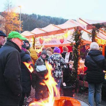 Begegnungen im Lichtermeer - Die Feuerschalen sorgten für eine spezielle Stimmung auf dem Platz und sorgten für etwas Wärme bei den kühlen Temperaturen.