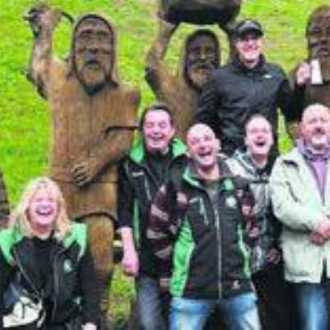 Becher geholt - Die Schützen von Berikon haben gut lachen – vor allem der Sieger des Landsknechtbecher s Alex Bärlocher (oben Mitte). Bild: zg