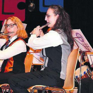 Buntes Puzzle für die Ohren - Die Musikantinnen und Musikanten der beiden Vereine harmonieren sehr gut auf der Bühne.