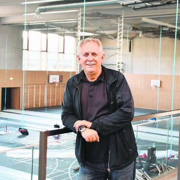 Einzigartig und modern - Auf einem Rundgang mit dem verantwortlichen Architekten Urs Müller: Im Obergeschoss kann man den Ausblick auf die Sportstätte geniessen.