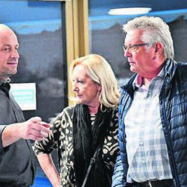 Praktisch alle Wünsche erfüllt - Hier gehts lang: Handball-Präsident Martin Laubacher mit Einwohnerrat Meinrad Meyer.