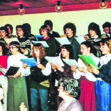 Vom BBZ ins KKL - Eine Aufnahme des allerersten Auftrittes vor 40 Jahren an der Weihnachtsfeier im Bifang Wohlen. Damals bestand der Chor aus vielen jungen Sängern und Sängerinnen.