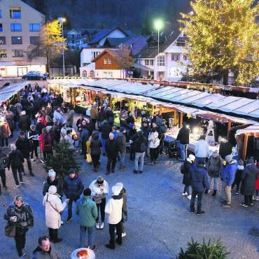 Begegnungen im Lichtermeer - Auch am frühen Abend war der Dorfplatz noch immer bevölkert: Der Weihnachtsmarkt sorgte für Leben im Zentrum von Villmergen. Bilder: Chregi Hansen