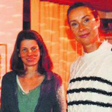 Strahlungen gemessen - Alexandra Barp (links) und Petra Ecke zeigen das Messgerät. Bild: rwi