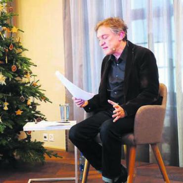 «Man sieht nur mit dem Herzen gut» - Adrian Furrer liest aus dem «Kleinen Prinzen». Der philosophische Einstieg soll wie die Ausstellung zum Nachdenken anregen. Bilder: Susanne Schild / zg