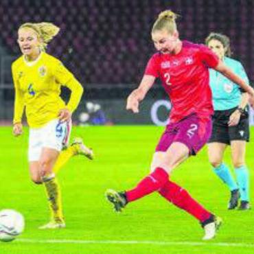 Fünf Frauen und fünf Männer - JULIA STIERLI MURI FUSSBALL