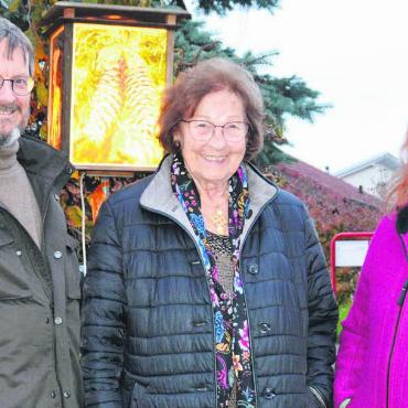 Tradition wird erhalten - Anni Sprecher (Mitte) gibt die Leitung der Zufiker Adventslaternen an Beatrice und Urs Gamper weiter. Bild: Roger Wetli