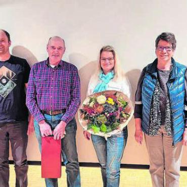 Rückblick auf ein aktives Jahr - Stimmenzähler Roger Kuster und Roger Stöckli, der von der Fiko verabschiedete Donat Abbt, die von der Kirchenpflege verabschiedete Katja Nussbaumer und die neu in die Fiko gewählten Ursula Vanal und Pius With (als Präsident). Bild: zg