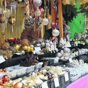 Wunderschöne Markttage - Weihnachtsschmuck in allen Farben konnte an diesem Stand gekauft werden.