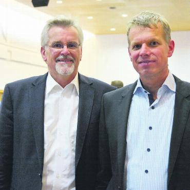 Fussballfeld wird zum Thema - Elf Jahre lang wirkte Hans-Rudolf Müller (links) im Waltenschwiler Gemeinderat mit. Nun verabschiedete ihn Gemeindeammann Simon Zubler. Bild: Annemarie Keusch