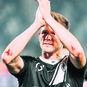 Mal auf, mal ab - Einsatz, bis das Blut fliesst. Seit acht Jahren gibt Marco Thaler für den FC Aarau Vollgas. Bild: Sarah Rölli