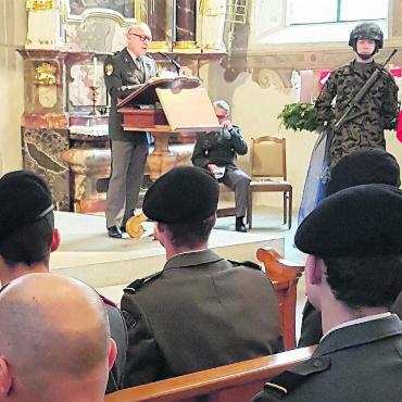 Ritterschlag zur Militär-Karriere - Oberst Patrick Galimberti hielt die Rede vor den Beförderten. Bild: aha