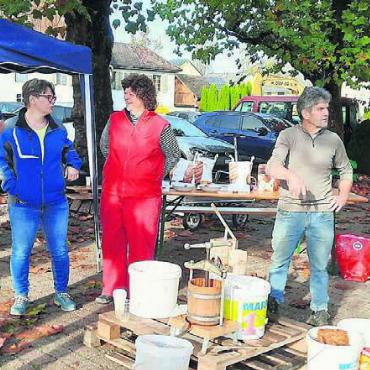 Durchs Jahr hindurch aktiv - Beim Herbstanlass hatte der Verein Wetterglück. Der angebotene Most und die Informationen zu einem tierfreundlichen Garten stiessen auf grosses Interesse. Bild: zg