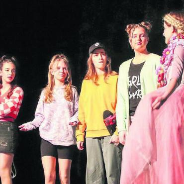 Alte Märchen neu verpackt - Die «Crazy Girls» haben die Welt der Märchen ganz schön auf den Kopf gestellt, unter anderem bei Dornröschen. Bild: zg