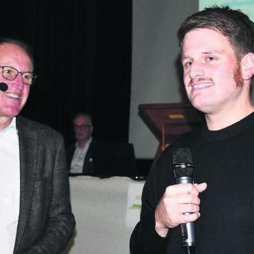 Kreisschule zeitgemäss ausstatten - Benjamin Fröhlich (rechts) verkörpert im Musical Sister Äct, das in Zürich aufgeführt wird, eine Hauptrolle. Er stand Gemeindeammann Peter Spring Red und Antwort. Bild: Erika Obrist