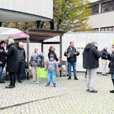 Anliegen überzeugend dargelegt - Das Fazit der Sammelaktion: toller Auftritt mit ebenso grossem Erfolg bei der Unterschriften-Sammelaktion der SVP-Referendumsinitiative. Bild: zg
