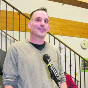 Zurück an den Absender - Gemeinderat Patrick Stutz machte sich für Tempo 30 stark. Bild: rwi