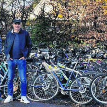 172 Velos gesammelt - Sie freuten sich über die vielen Velos: (v. l.) Fredi Kaufmann, Anthony Paine, Rainer Meindl. Bild: zg