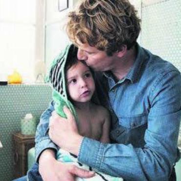 Hass, Familie, Jugend - «Vous n’aurez pas ma haine»: Statt die Mörder seiner Frau zu hassen, gibt Antoine alles, um seine Energie fürs Leben und für die Liebe zu seinem Sohn zu verwenden. Bild: zg