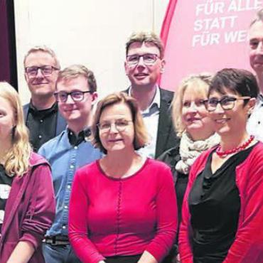 Neuer Bezirkspräsident - Stefan Dietrich (rechts) gab das Bezirkspräsidium an Sandro Covo (4. v. l.) ab. Thomas Leitch (links) wurde nach 25 Jahren im Grossen Rat verabschiedet. Bild: aha
