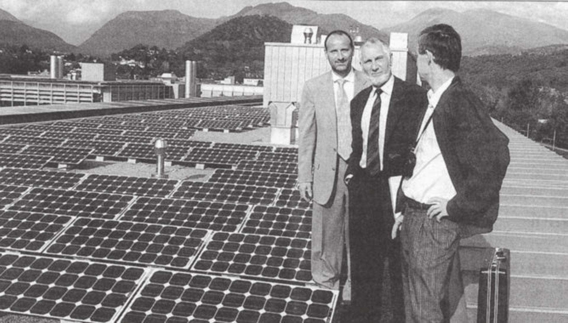 Elektroingenieur Karl Heinz Becker aus Anglikon (Mitte) auf dem Dach des Bürogebäudes «Suglio» der UBS in Manno bei Lugano. Bild: Archiv