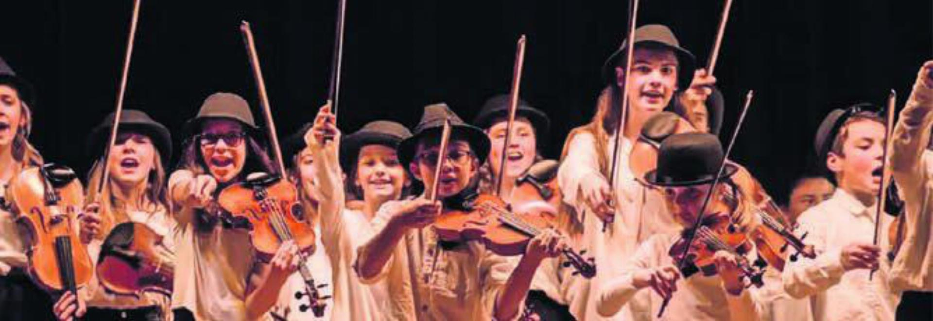 Das Jugendstreichorchester «Les Ministrings» begeistert mit seiner Leichtigkeit. Bild: zg