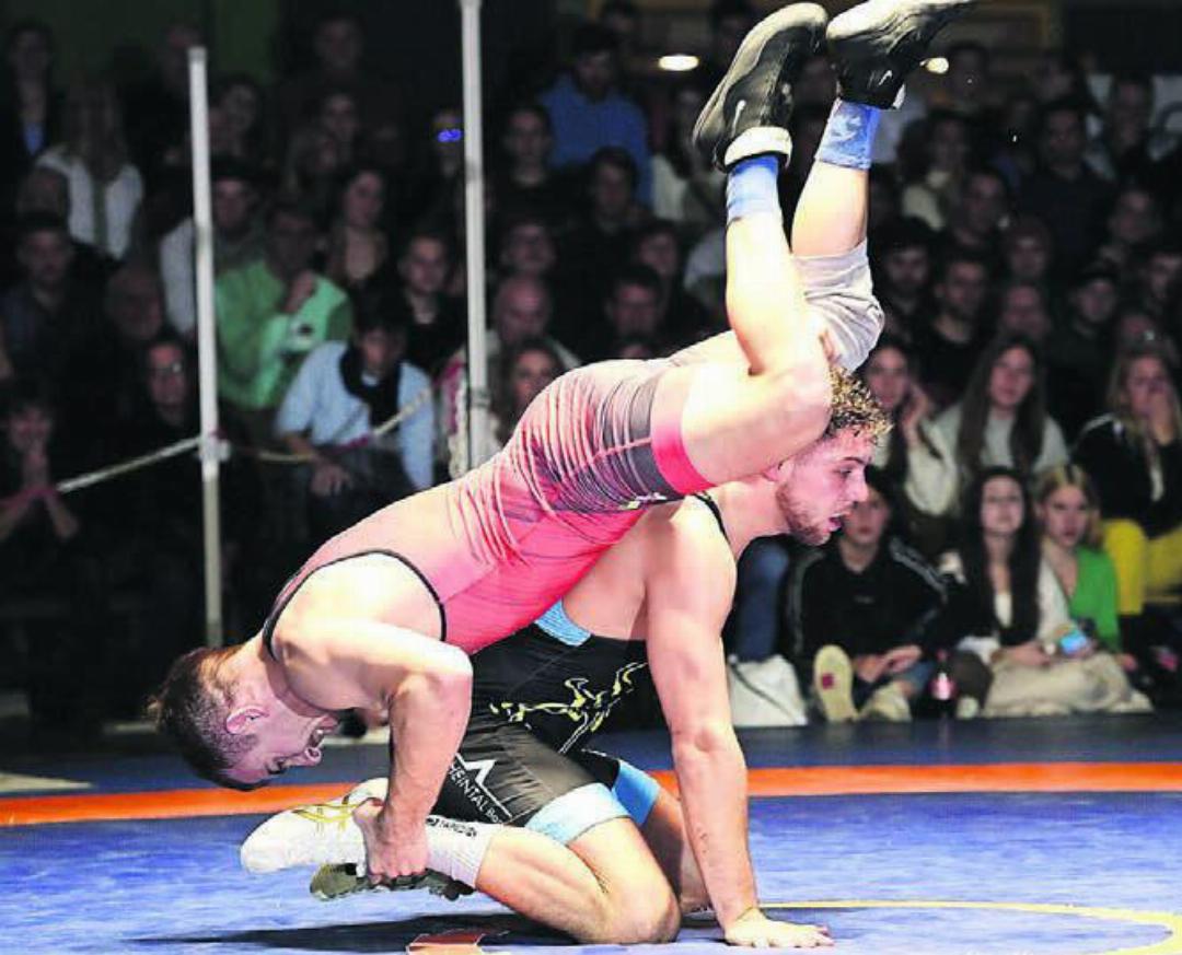 Akrobatische Befreiungsaktion: Randy Vock (links) gegen Marc Dietsche.