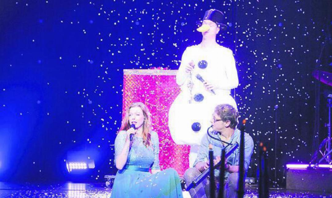 Der Schnee am Schluss darf nicht fehlen: Sarah Madeleine Kappeler und Lukas Stäger beim letzten Song, unterstützt vom omnipräsenten Schneemann.